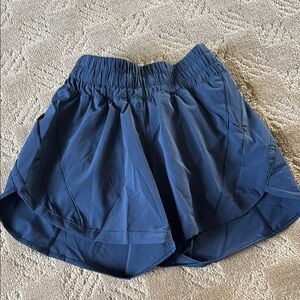Lululemon Women's Navy Blue Shorts size 2 like new lightweight, 5”